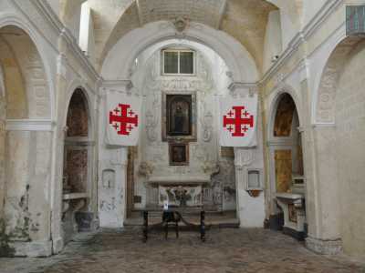 La chiesa, formata da una sola navata, � sede degli incontri dei cavalieri di Malta, come testimoniano le bandiere con la croce rossa su sfondo bianco